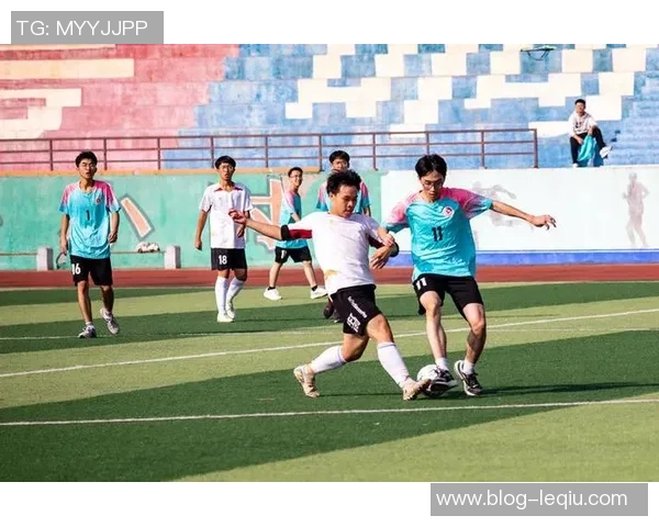 大学生挑战皇马足球队的激情对决与青春梦想的碰撞